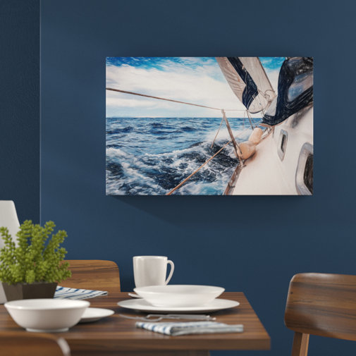 East Urban Home Leinwandbild „Die weißen Segel der Yacht“, Grafikdruck